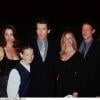 L'avant-première du film GoldenEye à Hollywood avec Pierce Brosnan, ses enfants Charlotte, Christopher et Sean, et sa femme Kelly Shaye Smith, le 9 novembre 1995