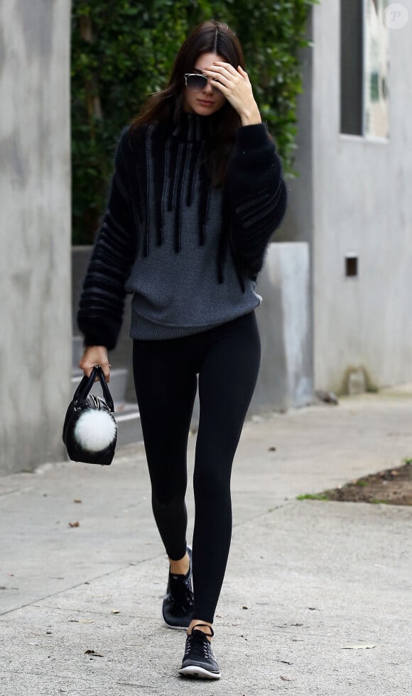 Kendall Jenner se cache des photographes dans les rues de Los Angeles, le 10 janvier 2016