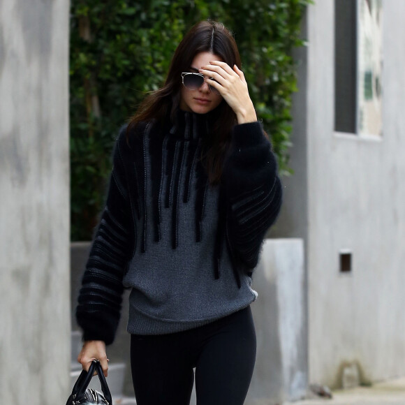 Kendall Jenner se cache des photographes dans les rues de Los Angeles, le 10 janvier 2016