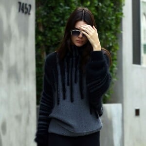 Kendall Jenner se cache des photographes dans les rues de Los Angeles, le 10 janvier 2016