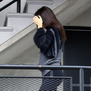 Kendall Jenner se cache des photographes dans les rues de Los Angeles, le 10 janvier 2016