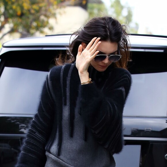 Kendall Jenner se cache des photographes dans les rues de Los Angeles, le 10 janvier 2016