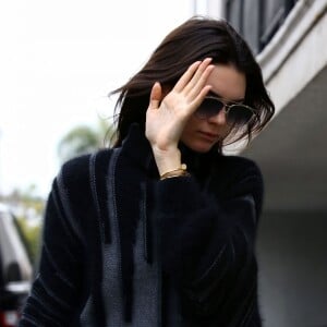 Kendall Jenner se cache des photographes dans les rues de Los Angeles, le 10 janvier 2016