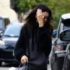 Kendall Jenner se cache des photographes dans les rues de Los Angeles, le 10 janvier 2016