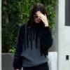 Kendall Jenner se cache des photographes dans les rues de Los Angeles, le 10 janvier 2016