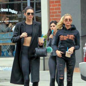 Kendall Jenner et Hailey Baldwin dégustent un Frozen Yogurt dans les rues de Beverly Hills, le 9 janvier 2016.