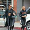 Kendall Jenner et Hailey Baldwin dégustent un Frozen Yogurt dans les rues de Beverly Hills, le 9 janvier 2016.