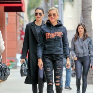 Kendall Jenner et Hailey Baldwin dégustent un Frozen Yogurt dans les rues de Beverly Hills, le 9 janvier 2016.