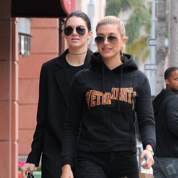 Kendall Jenner et Hailey Baldwin dégustent un Frozen Yogurt dans les rues de Beverly Hills, le 9 janvier 2016.