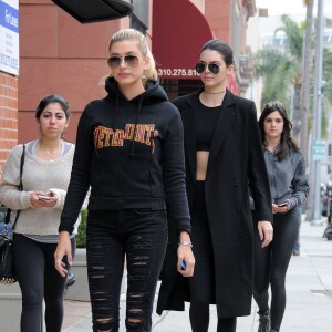 Kendall Jenner et Hailey Baldwin dégustent un Frozen Yogurt dans les rues de Beverly Hills, le 9 janvier 2016.