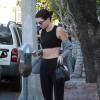 Kendall Jenner met de l'argent dans un parcmètre à West Hollywood, le 8 janvier 2016. Elle se cache des photographes avec son sac Givenchy!