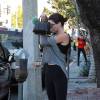 Kendall Jenner met de l'argent dans un parcmètre à West Hollywood, le 8 janvier 2016. Elle se cache des photographes avec son sac Givenchy!