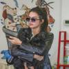 Kendall Jenner se rend dans un centre animalier pour choisir un petit chiot à West Hollywood, le 4 janvier 2016