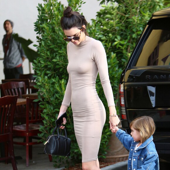 Kendall Jenner joue les tantes exemplaires avec sa nièce Penelope tandis qu'elle rejoint sa soeur Kourtney Kardashian pour déjeuner à Sherman Oaks, Los Angeles, le 11 janvier 2016