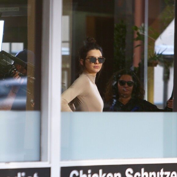 Kendall Jenner joue les tantes exemplaires avec sa nièce Penelope tandis qu'elle rejoint sa soeur Kourtney Kardashian pour déjeuner à Sherman Oaks, Los Angeles, le 11 janvier 2016