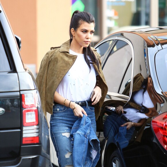 Kendall Jenner joue les tantes exemplaires avec sa nièce Penelope tandis qu'elle rejoint sa soeur Kourtney Kardashian pour déjeuner à Sherman Oaks, Los Angeles, le 11 janvier 2016