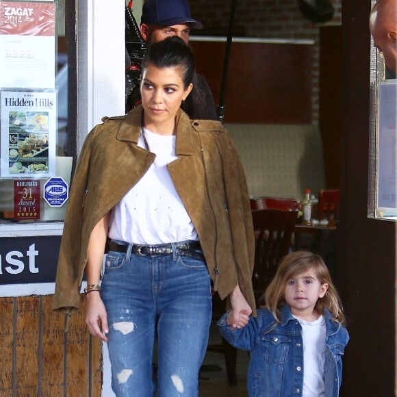 Kendall Jenner joue les tantes exemplaires avec sa nièce Penelope tandis qu'elle rejoint sa soeur Kourtney Kardashian pour déjeuner à Sherman Oaks, Los Angeles, le 11 janvier 2016