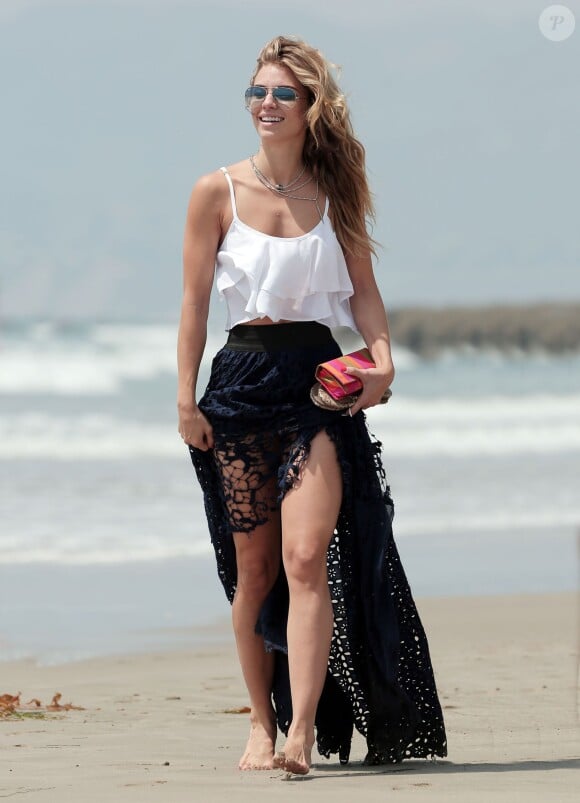 Exclusif - AnnaLynne McCord se promène avec une amie sur la plage à Los Angeles, le 26 août 2015. © CPA/Bestimage