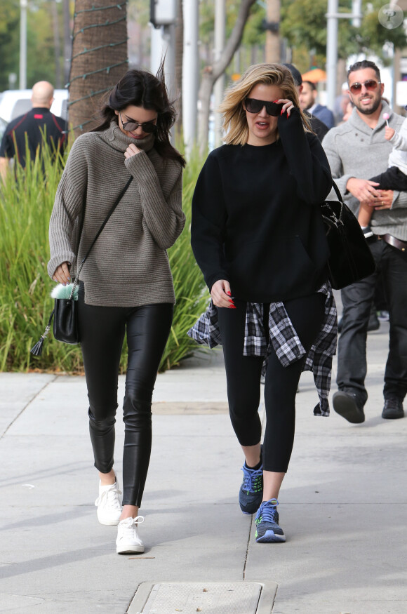 Khloe Kardashian va déjeuner au restaurant avec Kendall Jenner à Beverly Hills, le 20 décembre 2015.