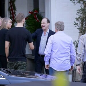 Exclusif - Taylor Swift se rend avec son compagnon Calvin Harris et ses parents, Scott et Andrea, chez des amis pour fêter son anniversaire à Beverly Hills. Le 13 décembre 2015 © CPA / Bestimage