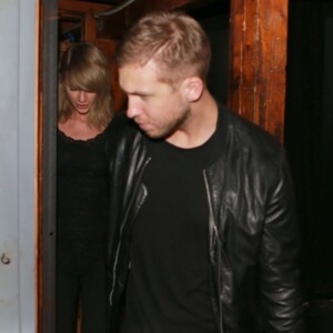 Taylor Swift et le DJ Calvin Harris confirment leur relation amoureuse en sortant main dans la main du club Troubadour à West Hollywood. Le 2 avril 2015