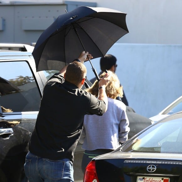 La chanteuse Taylor Swift accompagnée de ses gardes du corps se rend à son club de gym à Los Angeles le 8 janvier 2016.