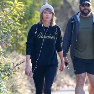 Exclusif - Taylor Swift fait de la randonnée avec son garde du corps à Los Angeles, le 30 décembre 2015.