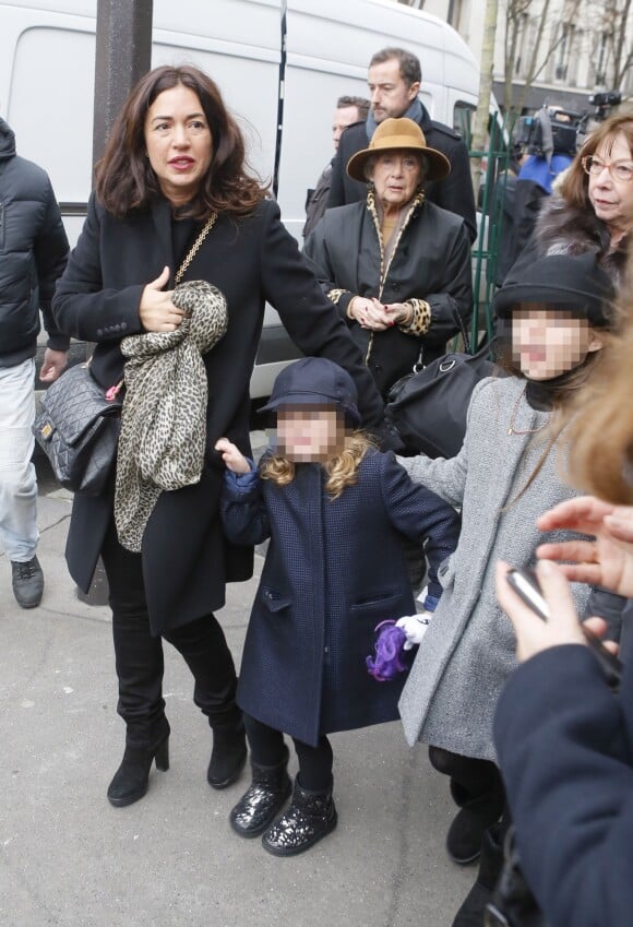 Elsa Wolinski et ses filles Lilah et Bianca aux obsèques de Georges Wolinski au crématorium du Père Lachaise à Paris le 15 janvier 2015