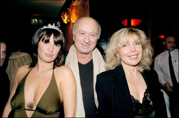Elsa Wolinski avec ses parents George et Maryse, à la soirée Mooin in black chez Castel à Paris le 18 octobre 2004