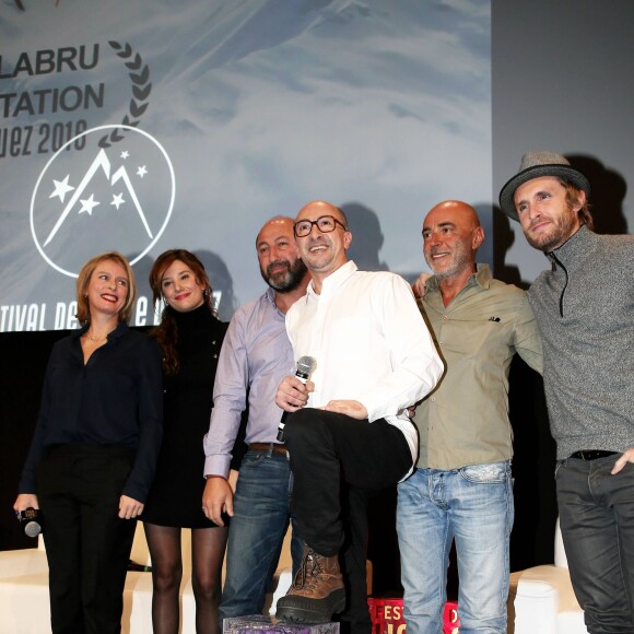 Kad Merad (président du jury), Karine Viard, Alice Pol, Patrick Bosso, Philippe Lacheau (membres du jury), Fatsah Bouyahmed (Prix d'Interprétation Michel Galabru) lors de la cérémonie de clôture et palmarès du 19e Festival International du film de Comédie de l'Alpe d'Huez, le 16 janvier 2016.