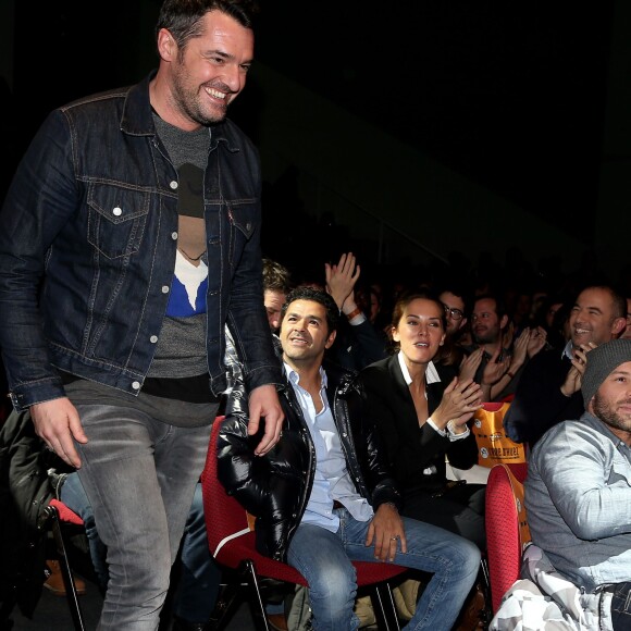 Arnaud Ducret, Jamel Debbouze, sa femme Mélissa Theuriau lors de la cérémonie de clôture et palmarès du 19e Festival International du film de Comédie de l'Alpe d'Huez, le 16 janvier 2016. Le film "Adopte un veuf" remporte le Prix spécial de Jury.