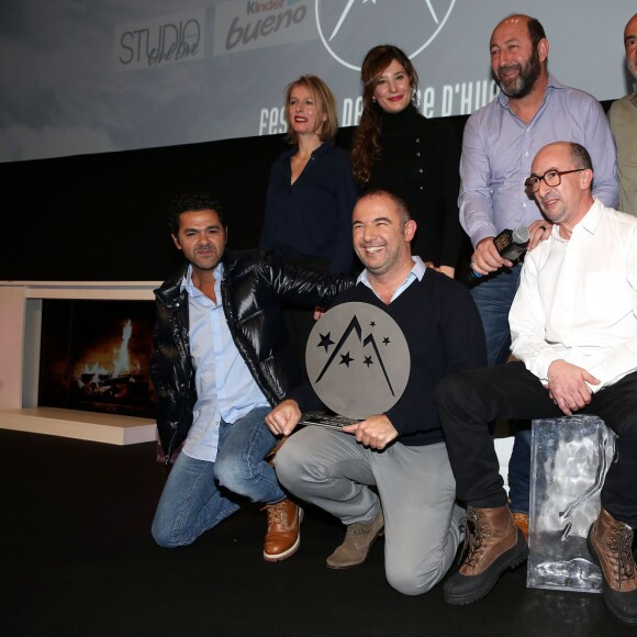 Kad Merad (président du jury), Karin Viard, Alice Pol, Patrick Bosso, Philippe Lacheau (membres du jury), Jamel Debbouze, Mohamed Hamidi, Fatsah Bouyahmed lors de la cérémonie de clôture et palmarès du 19e Festival International du film de Comédie de l'Alpe d'Huez, le 16 janvier 2016. Le film "La vache" remporte trois récompenses, le Grand Prix, Prix du Public et le Prix d'Interprétation Michel Galabru (reçu par Fatsah Bouyahmed).