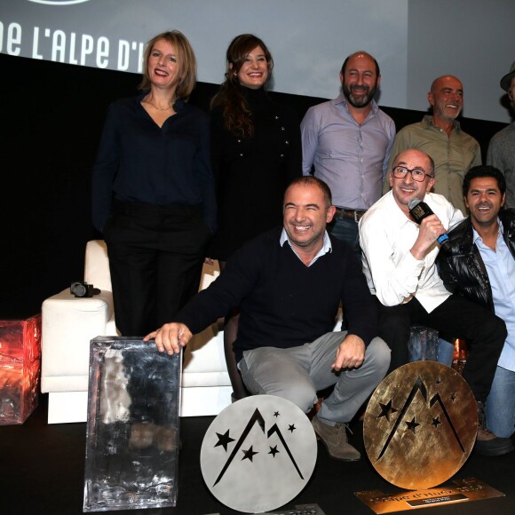 Kad Merad (président du jury), Karin Viard, Alice Pol, Patrick Bosso, Philippe Lacheau (membres du jury), Mohamed Hamidi, Fatsah Bouyahmed, Jamel Debbouze lors de la cérémonie de clôture et palmarès du 19e Festival International du film de Comédie de l'Alpe d'Huez, le 16 janvier 2016. Le film "La vache" remporte trois récompenses, le Grand Prix, Prix du Public et le Prix d'Interprétation Michel Galabru (reçu par Fatsah Bouyahmed).