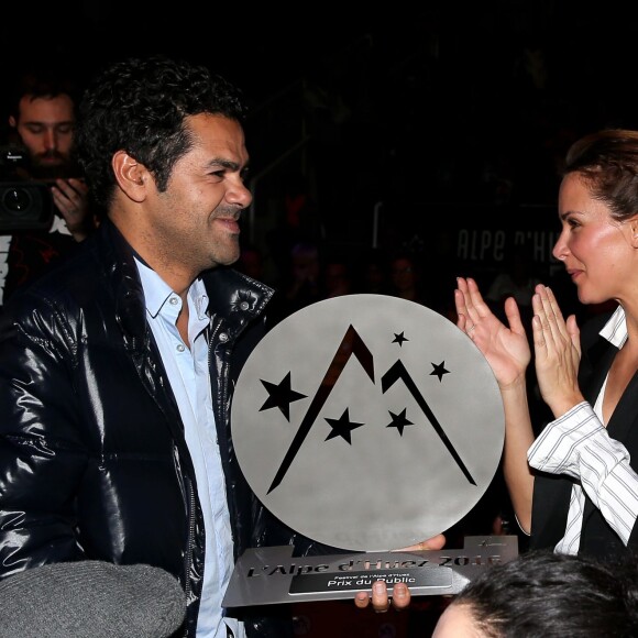 Jamel Debbouze et sa femme Mélissa Theuriau lors de la cérémonie de clôture et palmarès du 19e Festival International du film de Comédie de l'Alpe d'Huez, le 16 janvier 2016. Le film "La vache" remporte trois récompenses, le Grand Prix, Prix du Public et le Prix d'Interprétation Michel Galabru (reçu par Fatsah Bouyahmed)