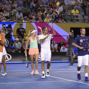 Milos Raonic, Caroline Wozniacki, Roger Federer, Lleyton Hewitt, Victoria Azarenka et Novak Djokovic lors du Kid's Day en marge de l'Open d'Australie au Melbourne Park de Melbourne, le 16 janvier 2016