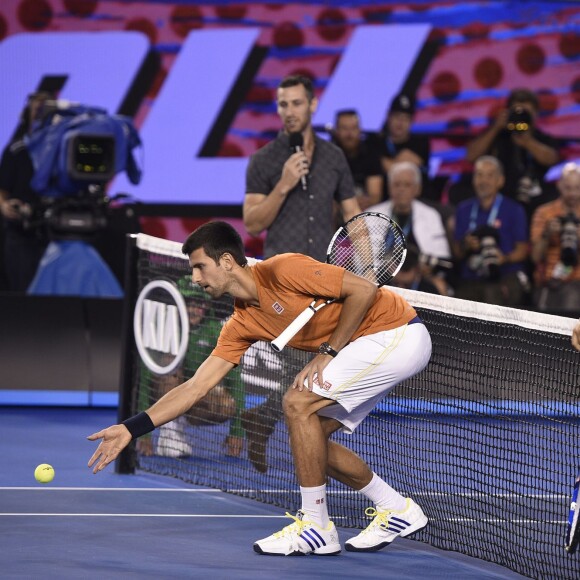 Novak Djokovic lors du Kid's Day en marge de l'Open d'Australie au Melbourne Park de Melbourne, le 16 janvier 2016