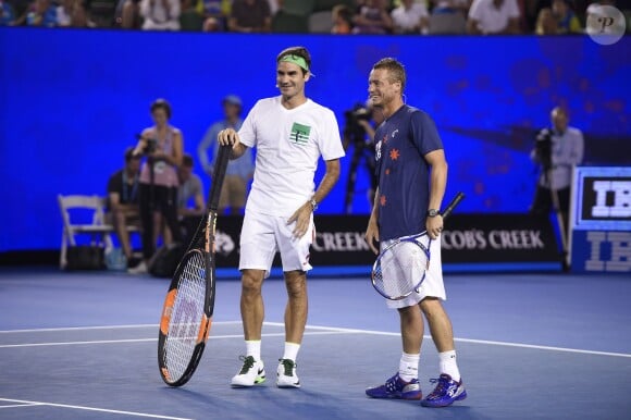 Roger Federer et Lleyton Hewitt lors du Kid's Day en marge de l'Open d'Australie au Melbourne Park de Melbourne, le 16 janvier 2016