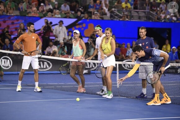 Milos Raonic, Caroline Wozniacki, Roger Federer, Lleyton Hewitt, Victoria Azarenka et Novak Djokovic lors du Kid's Day en marge de l'Open d'Australie au Melbourne Park de Melbourne, le 16 janvier 2016