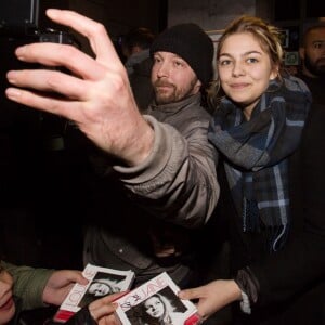 Exclusif - La chanteuse Louane rencontre ses fans après son concert à l'Ancienne Belgique, à Bruxelles. Le 10 janvier 2016.