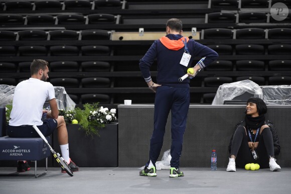Benoît Paire à l'entraînement sous les yeux de Shy'm au BNP Paribas Masters à l'AccorHotels Arena de Paris, le 31 octobre 2015