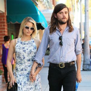 Dianna Agron et son compagnon Winston Marshall se promènent en amoureux dans les rues de Beverly Hills, le 2 octobre 2015