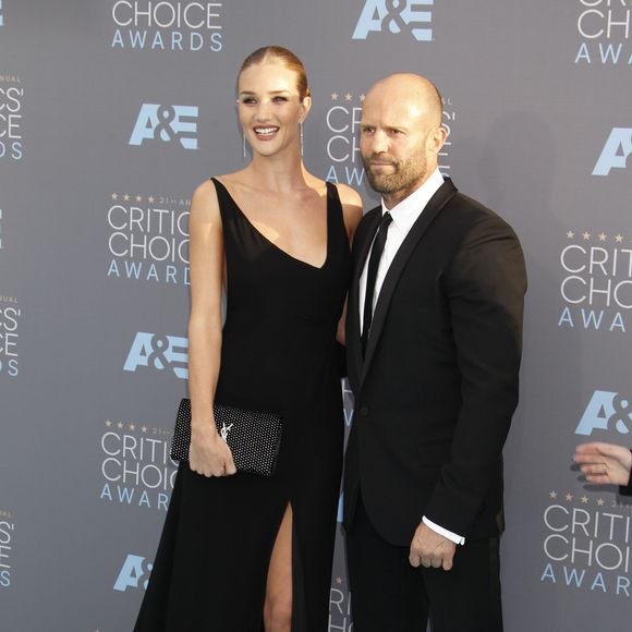 Rosie Huntington-Whiteley et son fiancé Jason Statham aux 21e Critics' Choice Awards à Santa Monica, le 17 janvier 2016.