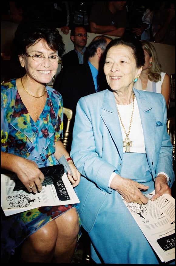 Edmonde Charles-Roux et Monique Lang au défilé Yves Saint Laurent à Paris le 11 juillet 2001