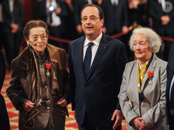 François Hollande avec les personnes faites Grand Officier de la Legion d'Honneur, Edmonde Charles-Roux et Cécile Rol-Tanguy au palais de l'Elysée à Paris, le 20 février 2014