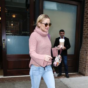 Kate Hudson sort de son hôtel à New York, le 19 novembre 2015. Elle porte un pull rose. © CPA / Bestimage