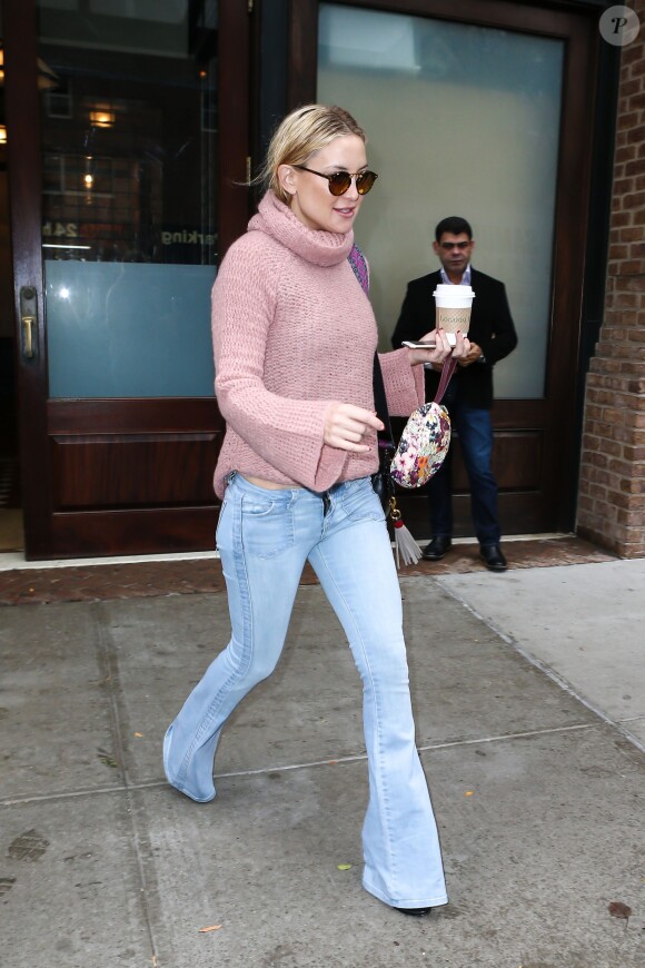 Kate Hudson sort de son hôtel à New York, le 19 novembre 2015. Elle porte un pull rose. © CPA / Bestimage