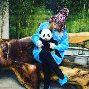 Kate Hudson et un bébé panda pendant son voyage en Chine pour la promotion du film Kung Fu Panda 3. Photo publiée sur sa page Instagram, le 20 janvier 2016.