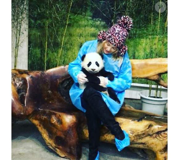 Kate Hudson et un bébé panda pendant son voyage en Chine pour la promotion du film Kung Fu Panda 3. Photo publiée sur sa page Instagram, le 20 janvier 2016.