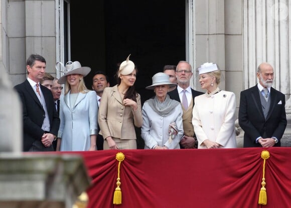 Sophie Winkleman entourée de sa belle-soeur Lady Gabriella Windsor et de ses beaux-parents le prince et la princesse Michael de Kent en juin 2012 à Buckingham Palace lors de la parade Trroping the Colour.