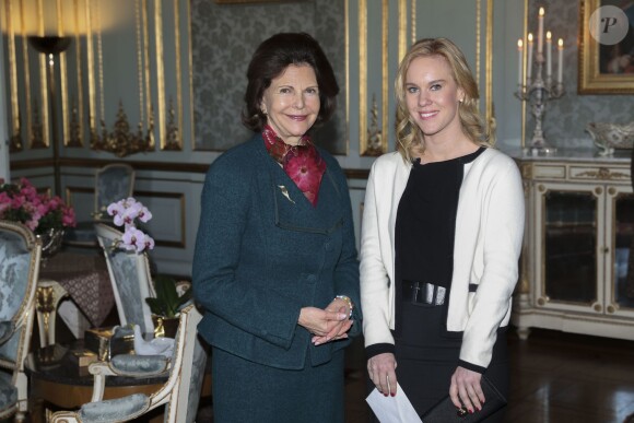 La reine Silvia de Suède remet des bourses de la fondation Queen Silvia Jubilee pour la recherches sur les enfants et le handicap lors d'une cérémonie au palais royal à Stockholm, le 21 janvier 2016.
